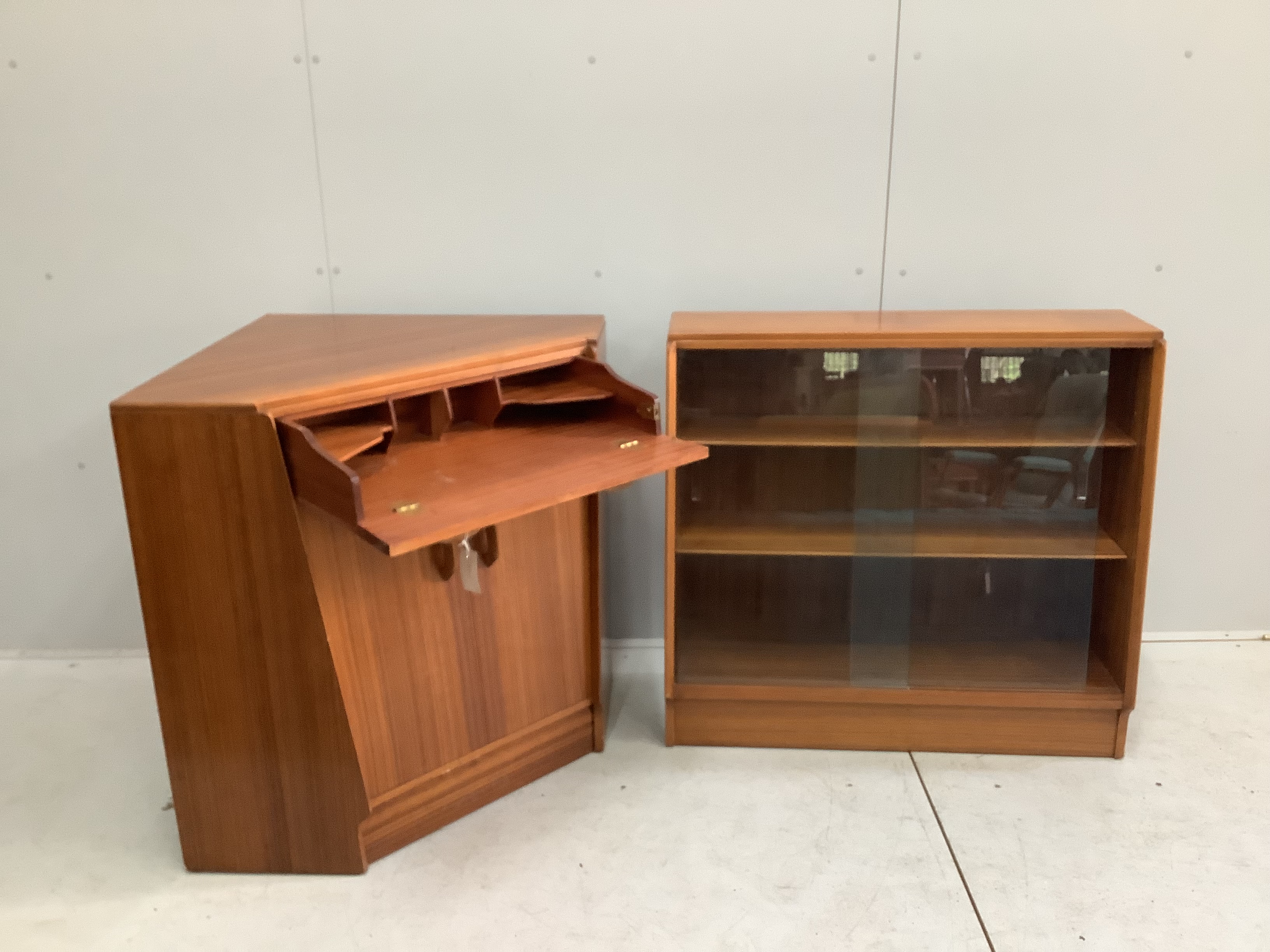 A mid century G-Plan teak corner bureau / combined bookcase, length 161cm, depth 70cm, height 85cm